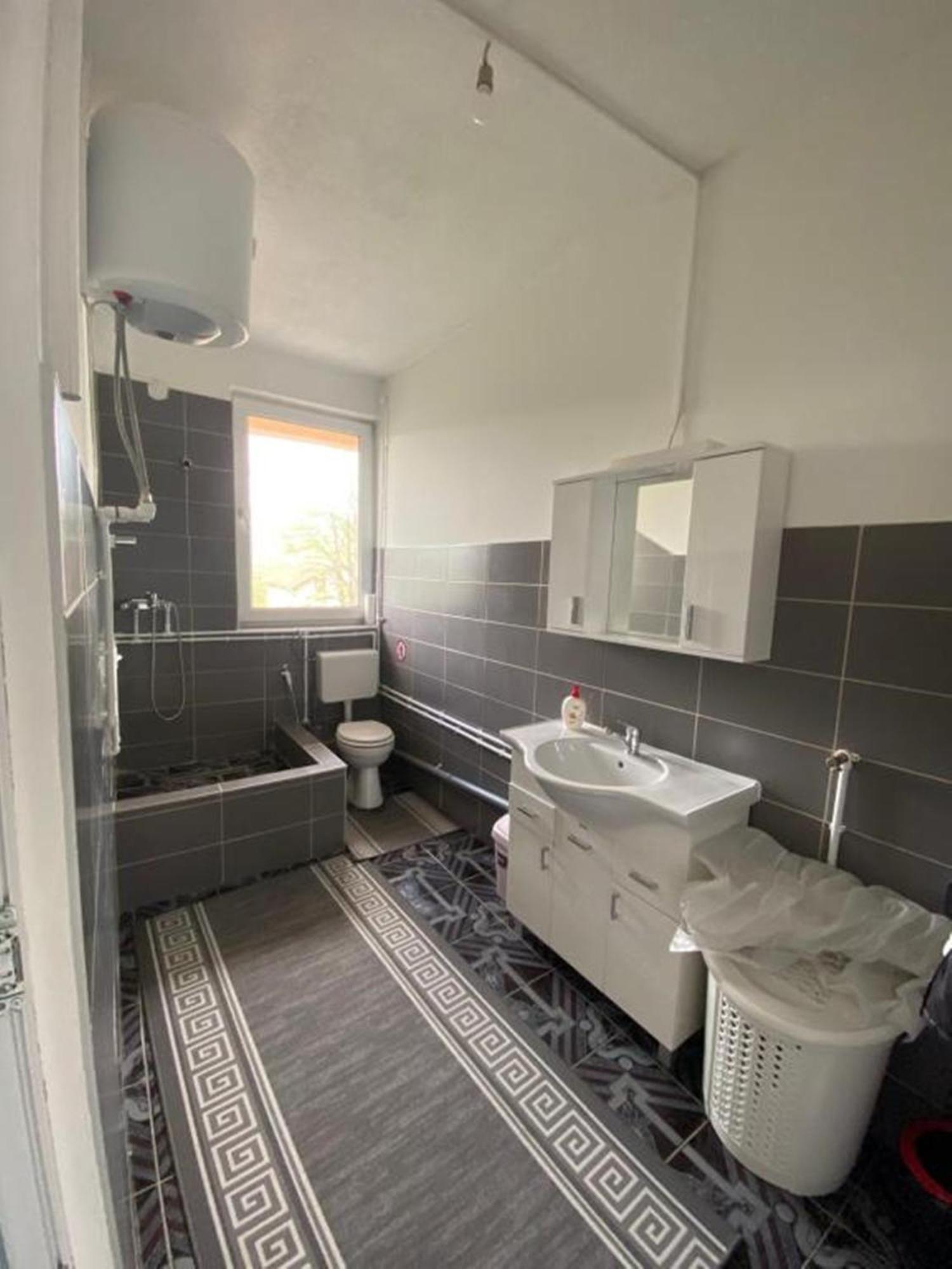 Apartament Adi *